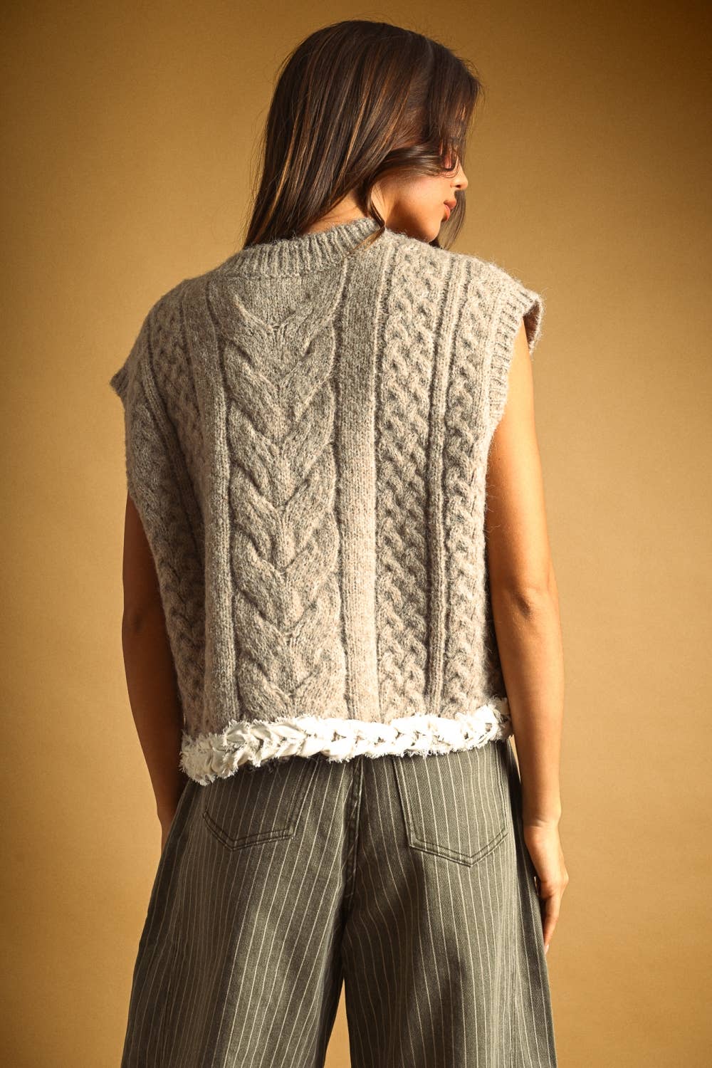 CABLE KNIT TOP WITH TRIM DETAIL: OATMEAL