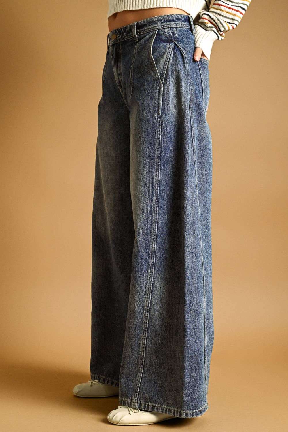 PLEATS ON THE SIDE WIDE LEG JEANS: WASHED DENIM